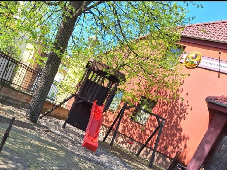 库特纳霍拉Penzion Nové dvory的红色的袋子在建筑物前的大门上