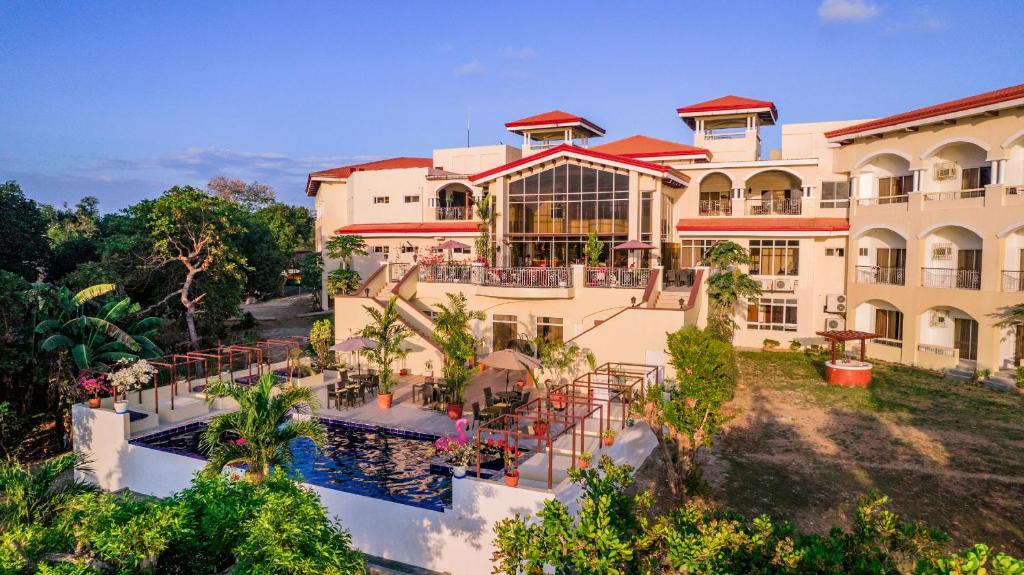公主港Hotel Palacio Puerto Princesa的享有带游泳池的度假村的空中景致