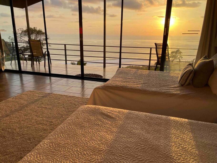 多米尼克Villa Del Mar 2 Spectacular ocean view!的一间卧室配有一张床,享有海景