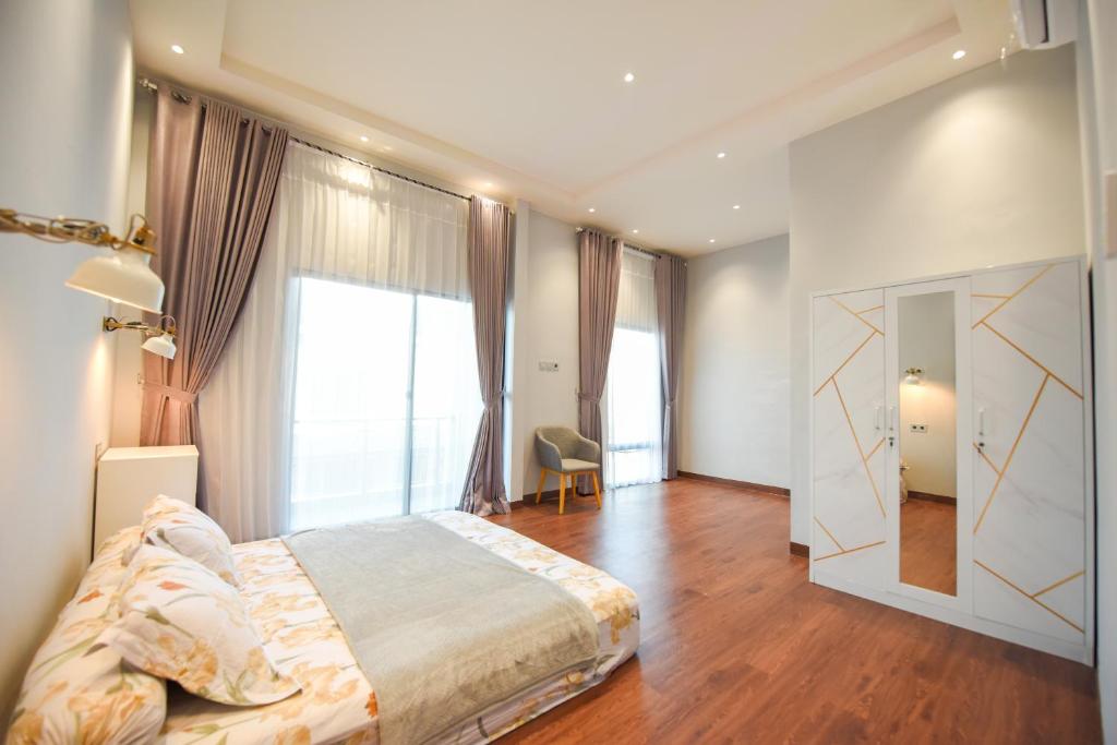 山口洋Homestay Batumas Singkawang的一间卧室设有一张大床和一个大窗户