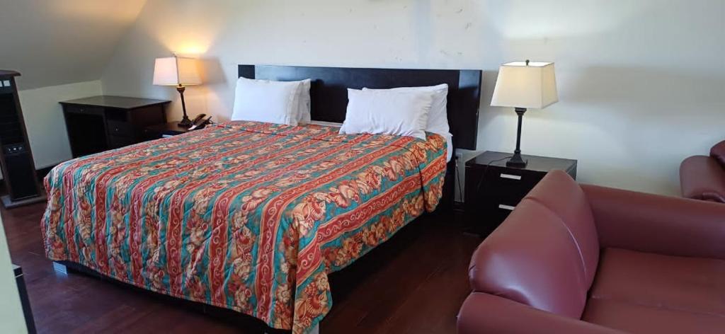 DelmasDuen的酒店客房,配有床和沙发