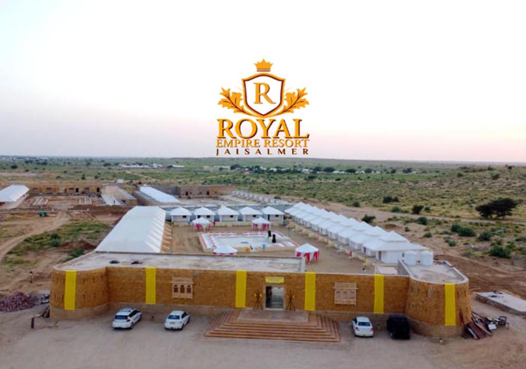 斋沙默尔Royal Empire Resort Jaisalmer的正在建造的建筑物的空中景观