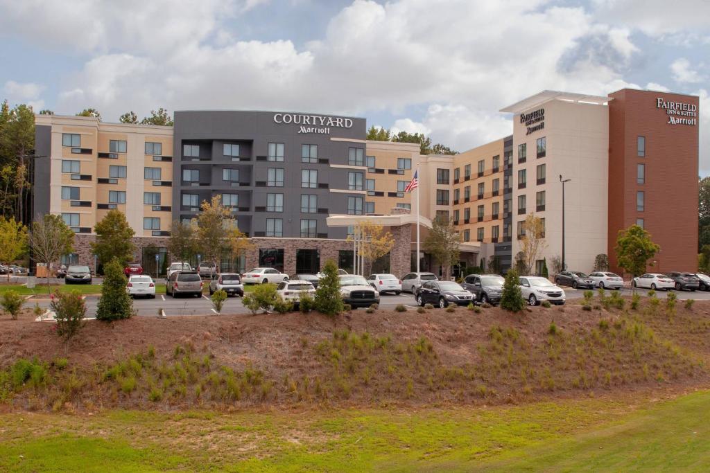 利西亚斯普林斯Fairfield Inn & Suites by Marriott Atlanta Lithia Springs的停车场内有车辆的建筑物