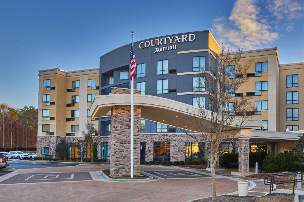 利西亚斯普林斯Courtyard by Marriott Atlanta Lithia Springs的前面有美国国旗的建筑