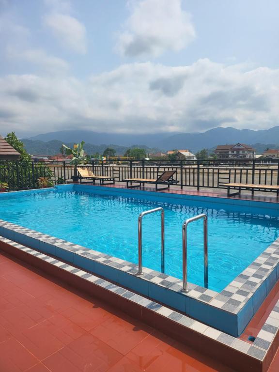 万荣Vangvieng Sisavang Mountain View Hotel的蓝色海水大型游泳池