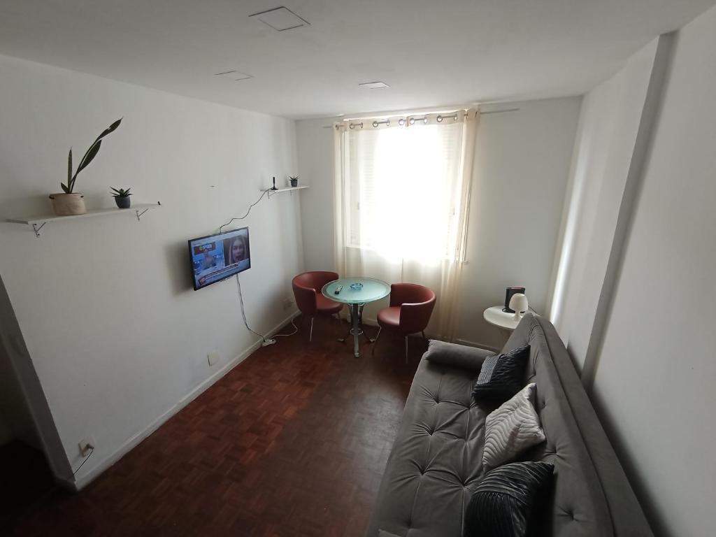里约热内卢Leme的客厅配有沙发和桌子