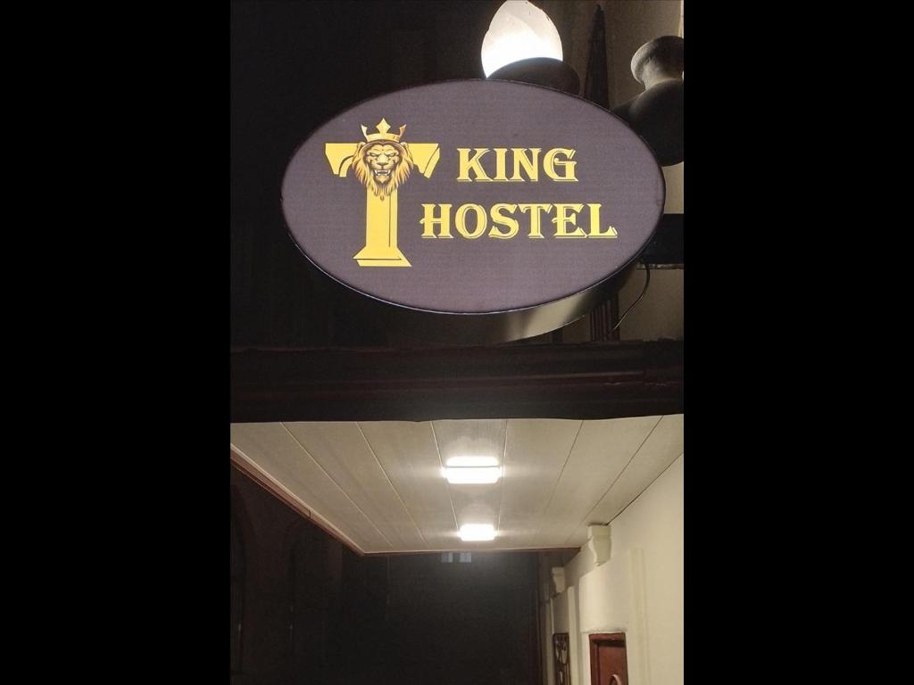 巴库KING Hostel in Center的走廊天花板上特大医院的标志