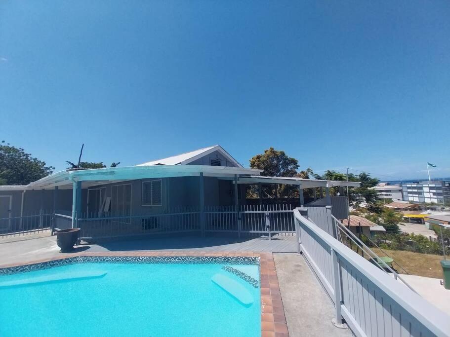 霍尼亚拉Harbour View House at Point Cruz, Honiara的一座房子前面设有游泳池