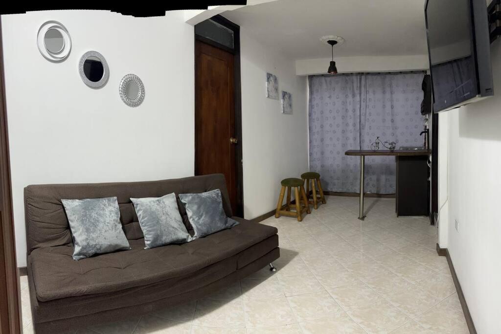 贝约Apartamento en Bello Medellín的客厅配有沙发和桌子
