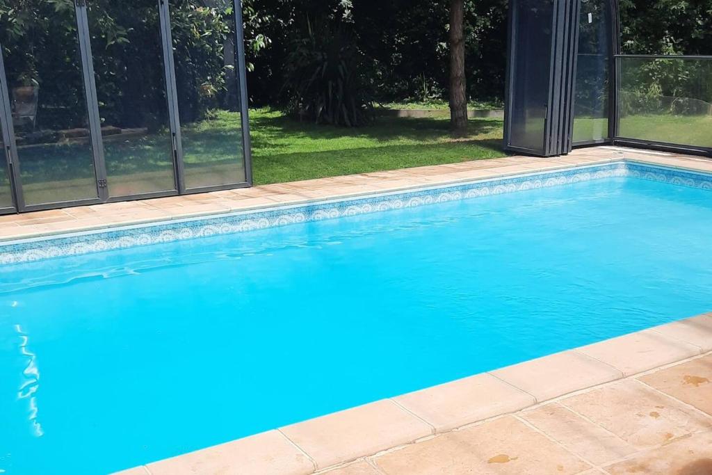 FirfolVilla de 5 chambres avec piscine privee jardin clos et wifi a Firfol的一座蓝色的游泳池
