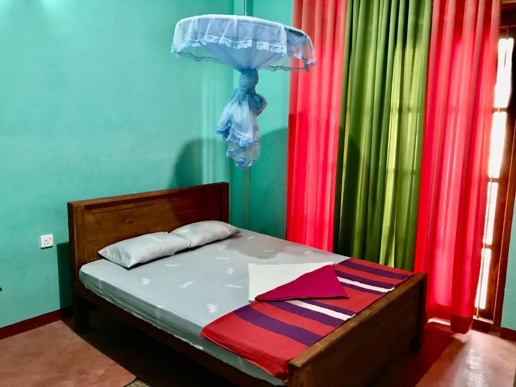MahoLucky's Homestay的一间卧室配有一张带雨伞和窗帘的床