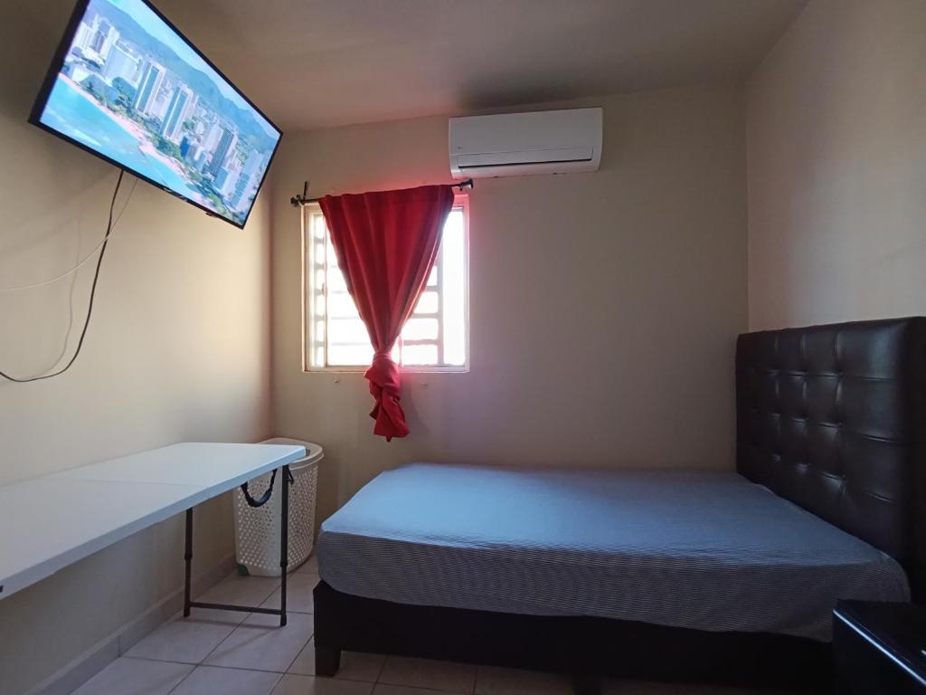 Colonia AlamitosConfortable habitación的小房间设有床和窗户