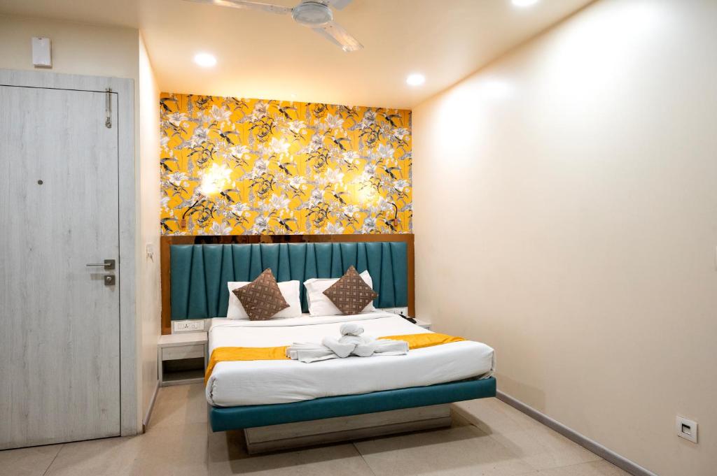 加尔各答The Opus Kolkata - A Boutique Hotel的一间卧室设有两张床,墙上挂着一幅画