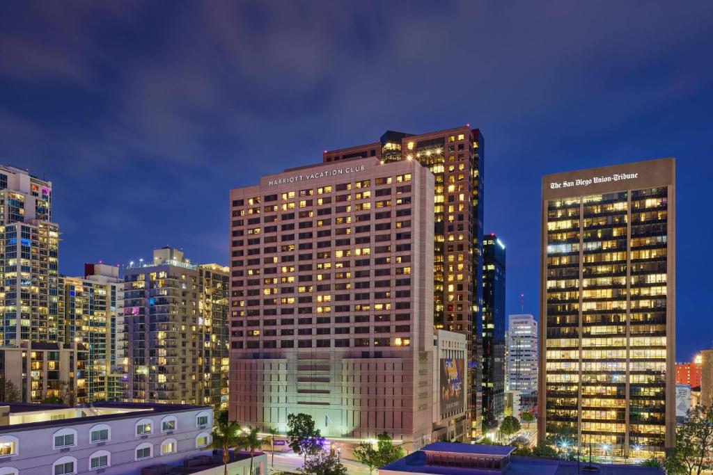 圣地亚哥Marriott Vacation Club®, San Diego   的城市天际线,晚上有高楼