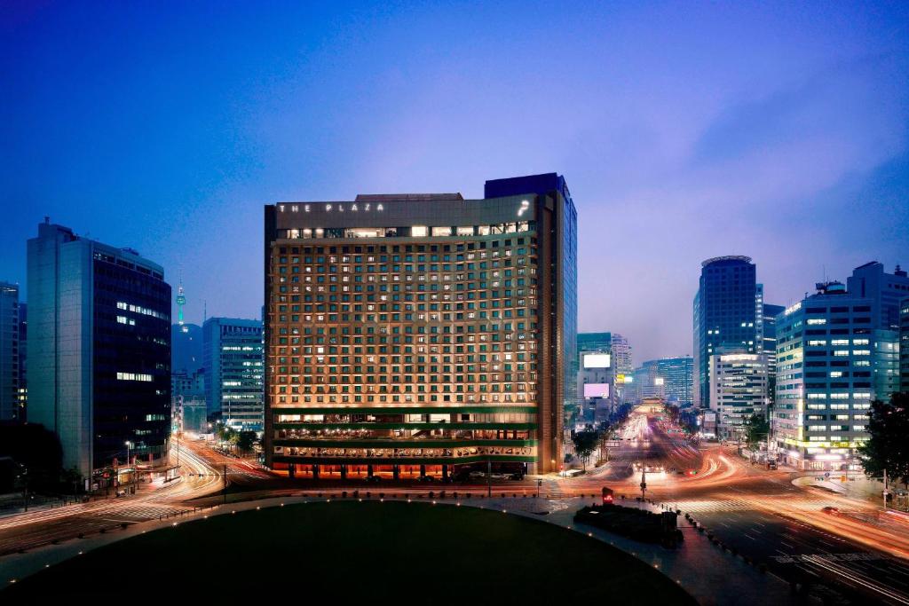 首尔首尔广场傲途格精选酒店的城市中心的一个大建筑