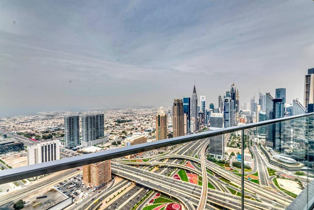迪拜Address Sky View Tower 2 - Luxury 3Beds + Maids的享有拥有许多高速公路的大城市美景