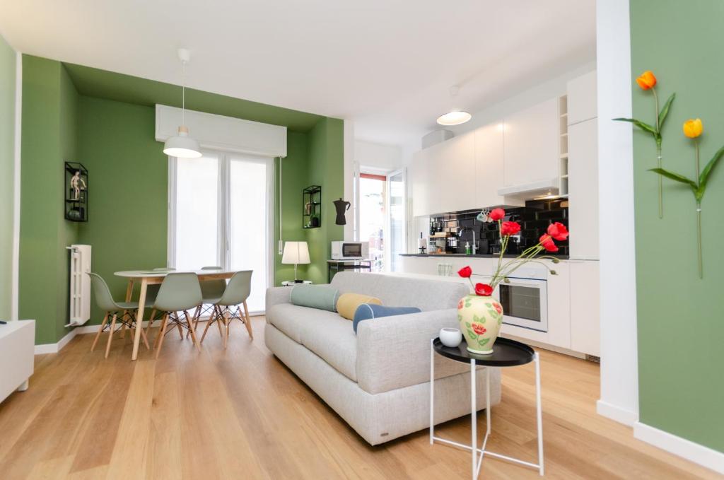 米兰Delizioso Appartamento - A/C, Netflix e Balcone的客厅配有沙发和桌子