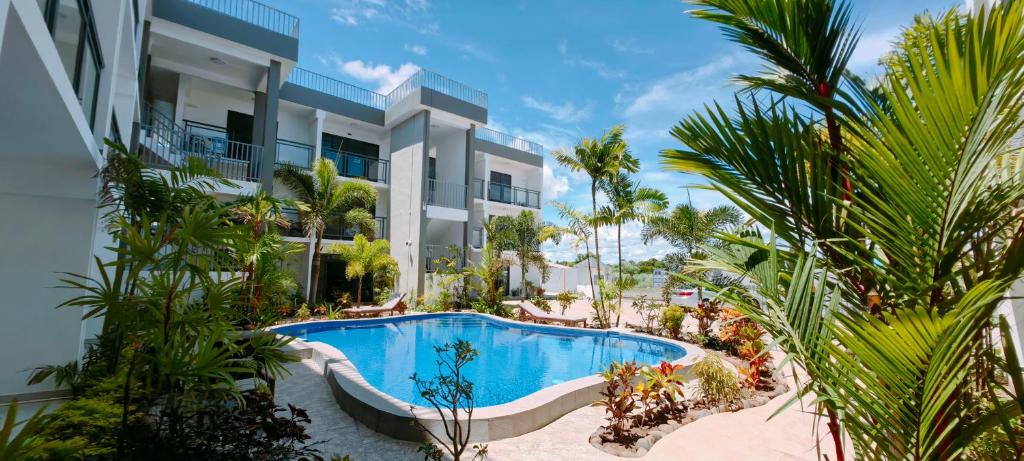 南迪Ocean Breeze Apartment的一座带游泳池的度假村,位于一座建筑前