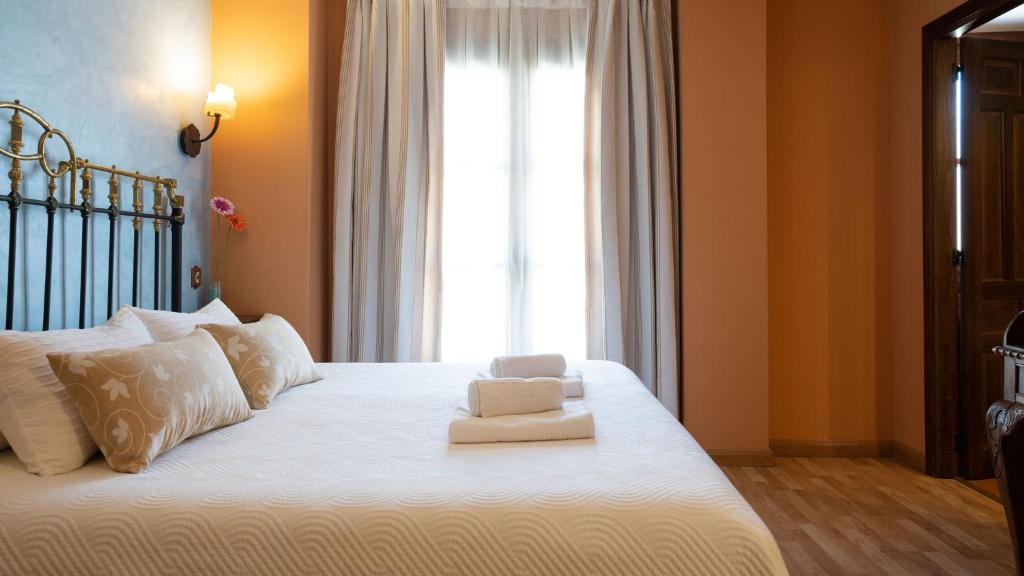 布里韦加埃利马公主酒店的卧室配有一张大白色床和窗户