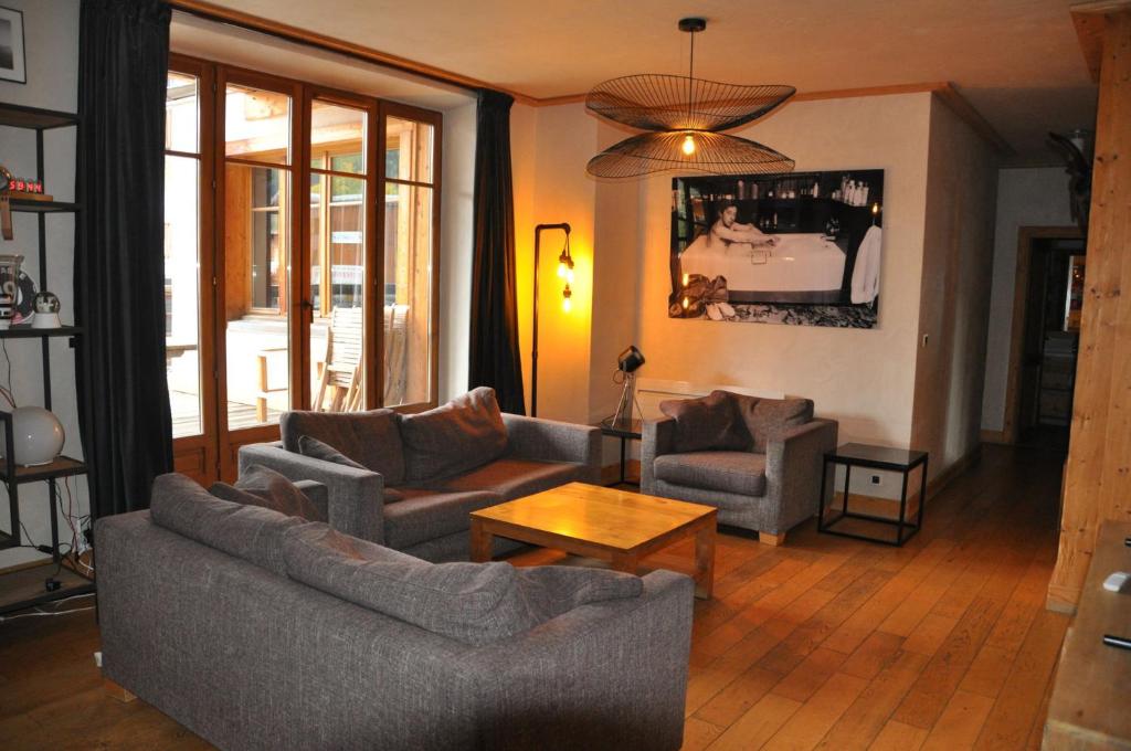 莱德萨阿尔卑斯Cortina - 12 - Appart confort - 8 pers的客厅配有两张沙发和一张桌子
