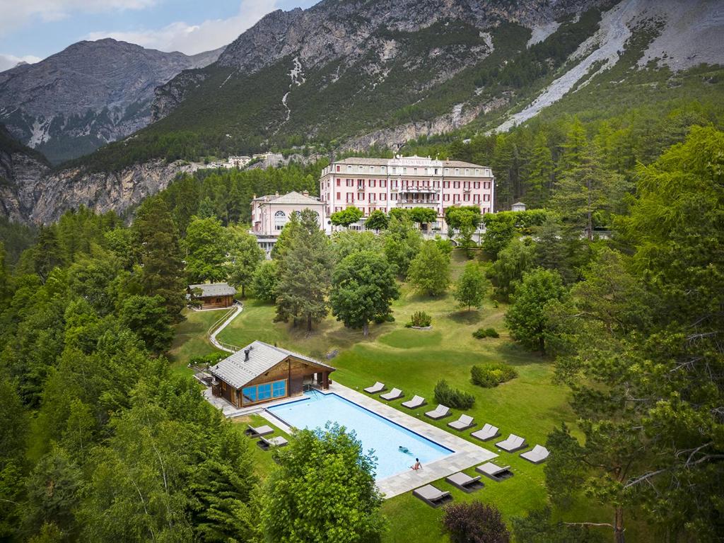 博尔米奥巴尼诺维QC温泉大酒店 的享有带游泳池的度假村的空中景致