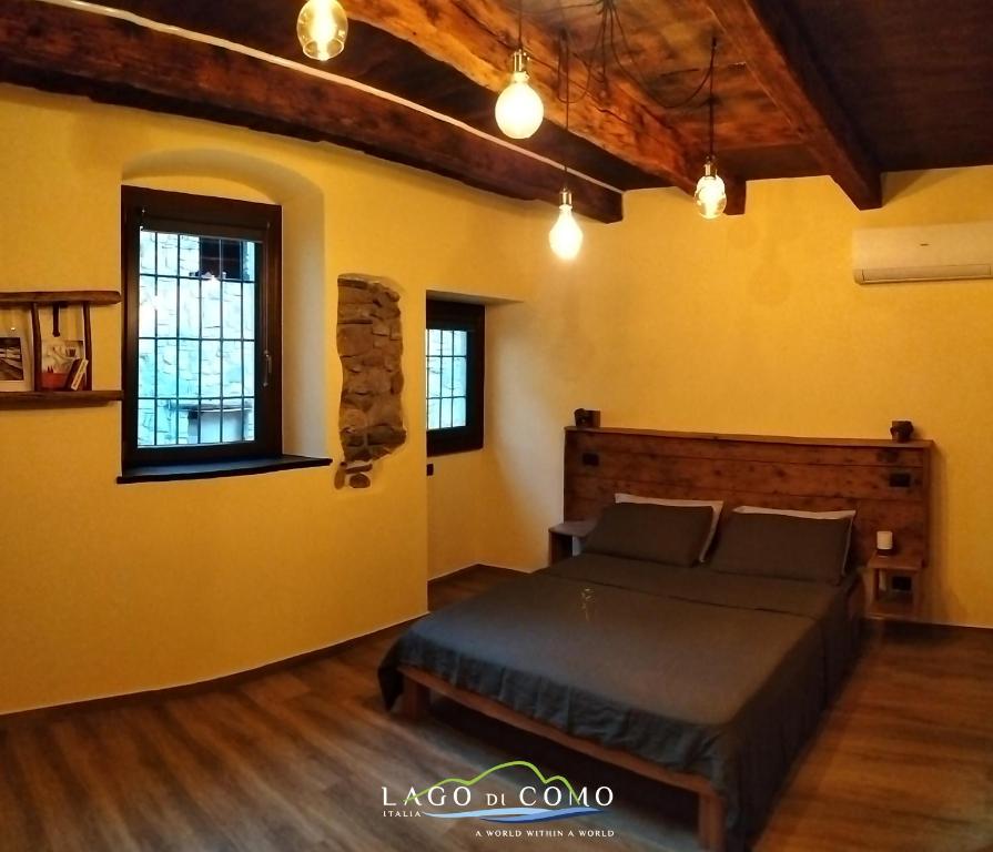 阿巴迪亚拉里亚纳La cascina della vigna del viandante的卧室配有一张床铺,位于一个黄色墙壁的房间