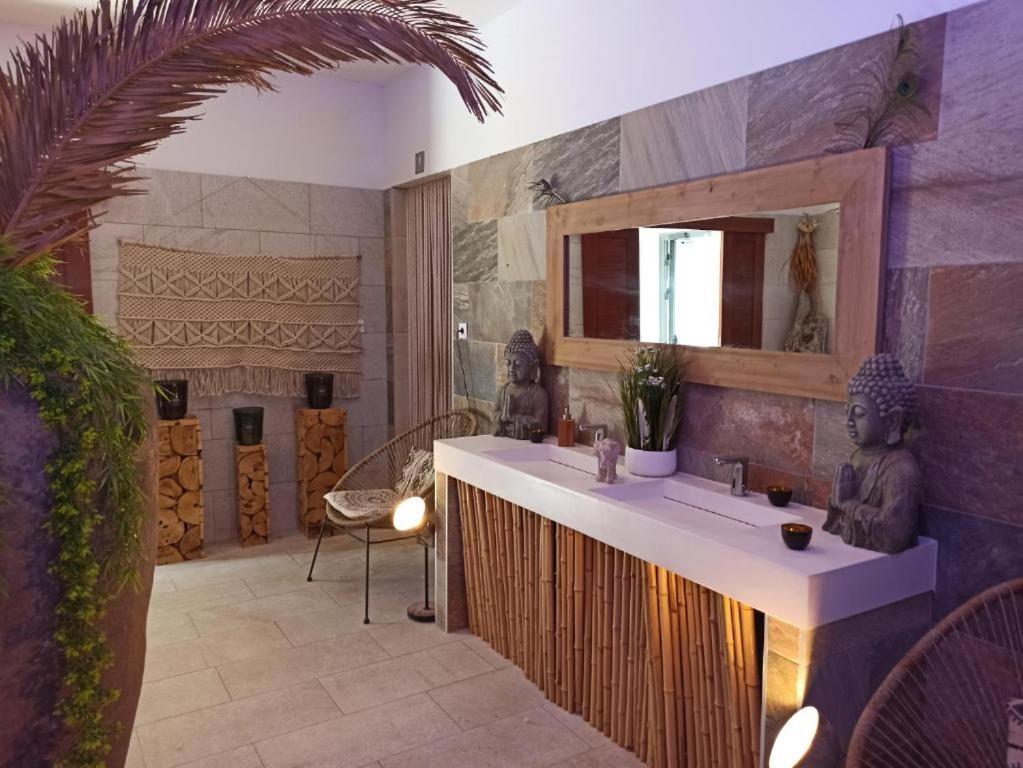 纳博讷Charmant mobil-home premium 304的一间带水槽和镜子的浴室