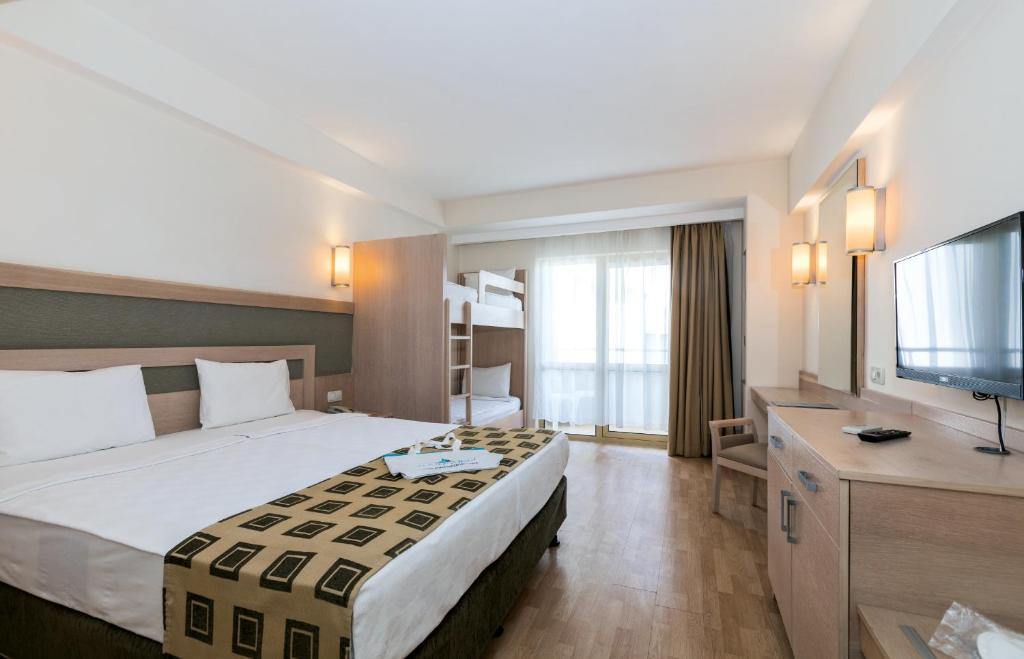 安塔利亚Side Breeze Hotel的配有一张床和一台平面电视的酒店客房