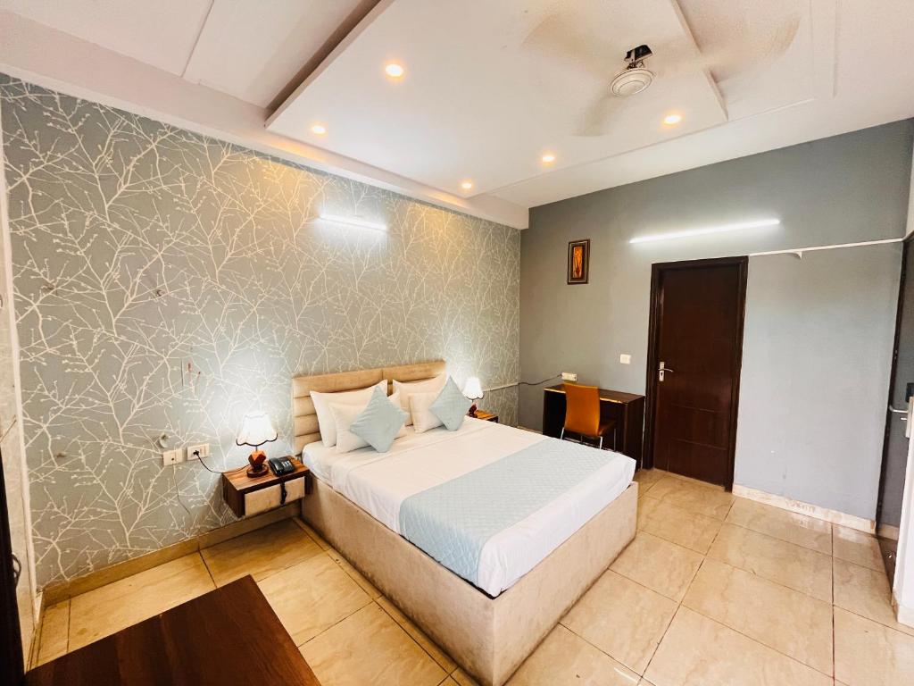诺伊达Comfort stay Noida sector 19的一间卧室,卧室内配有一张大床