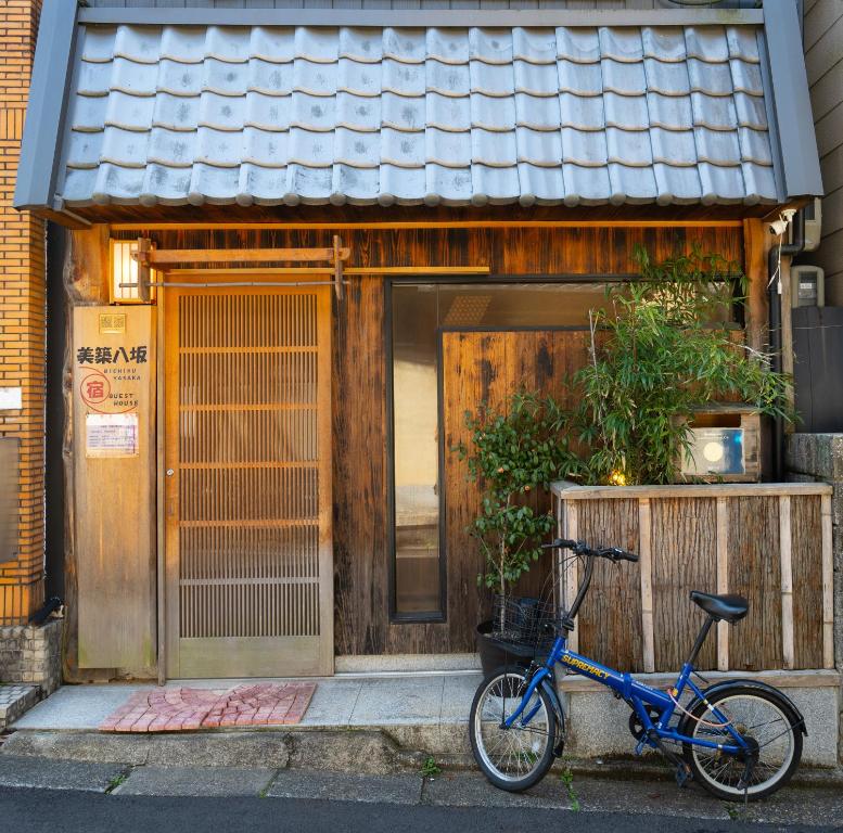 京都美筑八坂的停在大楼前的一辆蓝色自行车