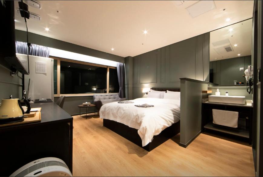 仁川市Incheon Browndot Hotel Nonhyeon Soraepogu的一间带大床的卧室和一间浴室