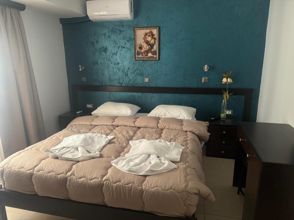 罗德镇舒适酒店公寓的一间卧室配有一张带两个枕头的床