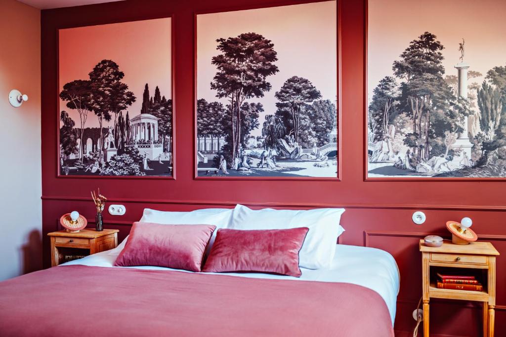 里昂Hôtel Maison Lacassagne Lyon的卧室配有红色墙壁,床上方有图片