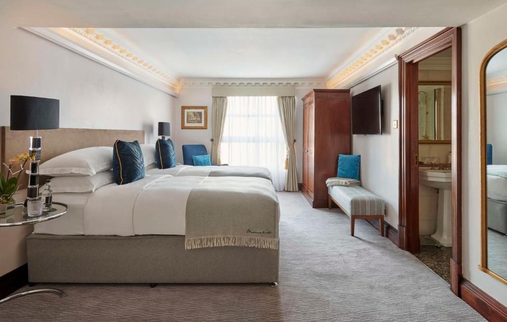 伦敦凯悦伦敦丘吉尔酒店的一间带大床的卧室和一间浴室