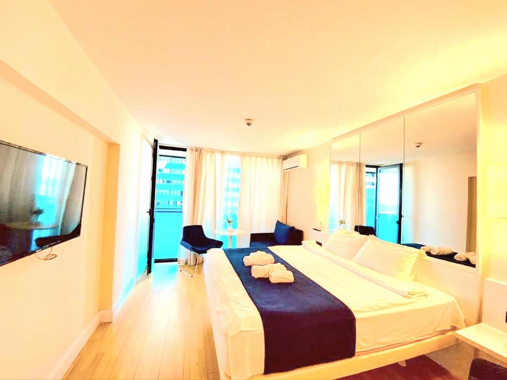 巴统ORBI CITY sea的一间酒店客房,配有一张大床和一台平面电视
