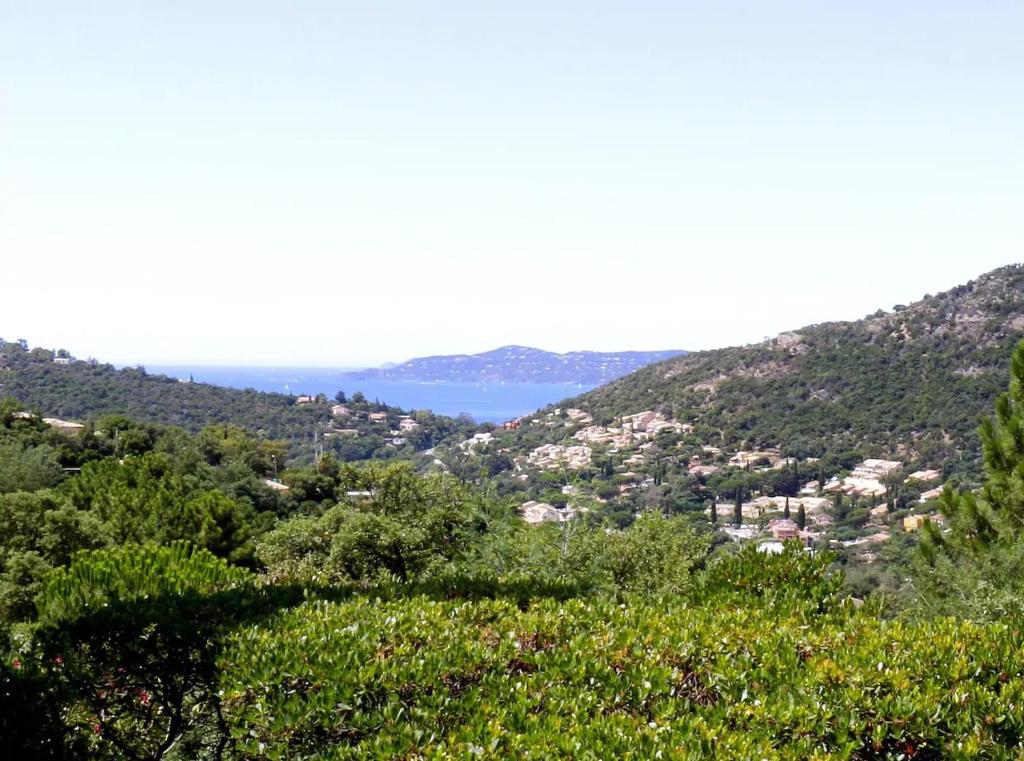 勒·雷约尔·卡纳德尔·苏尔Chambre d'hôtes vue sur mer accés indépendant的享有山谷的树木和水体美景