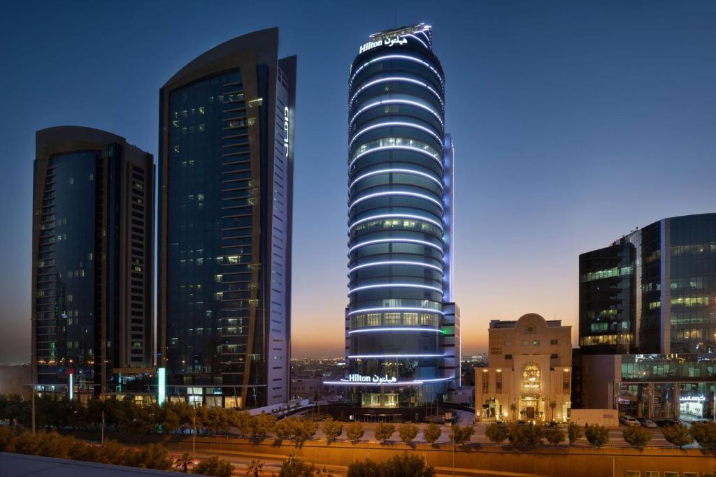利雅德Hilton Riyadh Olaya的夜晚在城市的高楼
