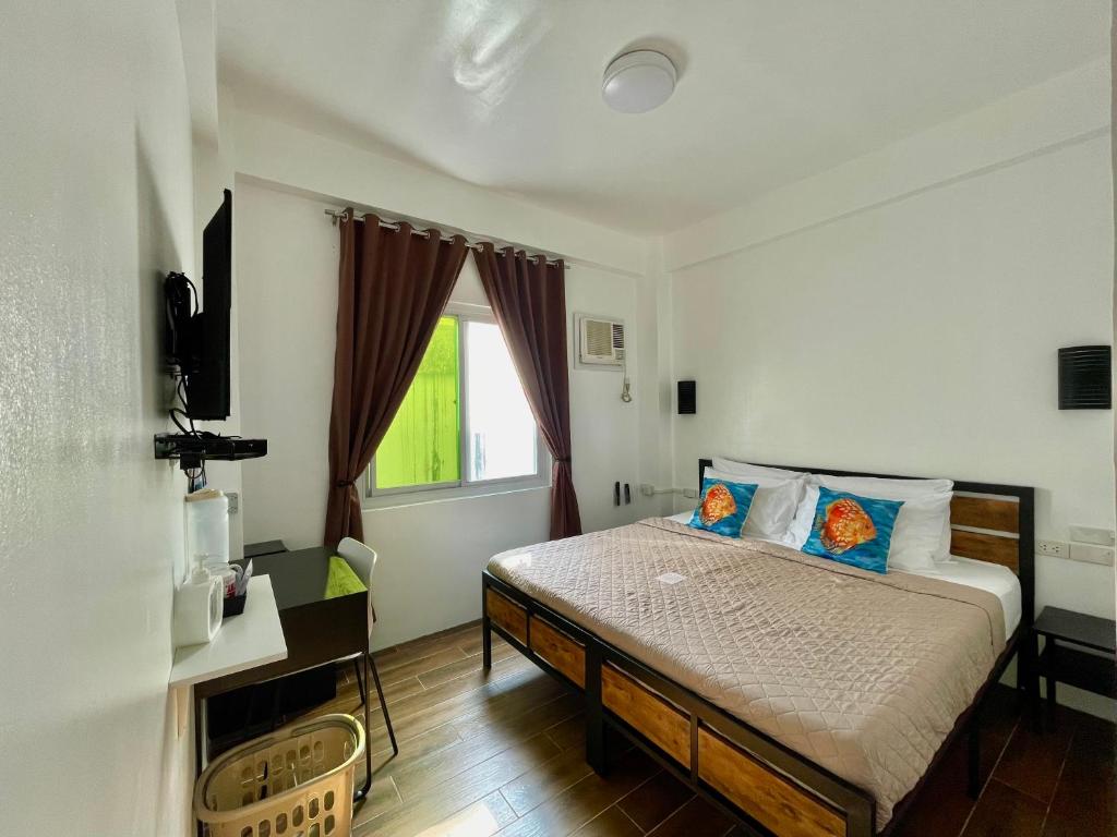 波尔多·格尼拉Arkipelago Beach Resort的一间卧室设有一张床和一个窗口