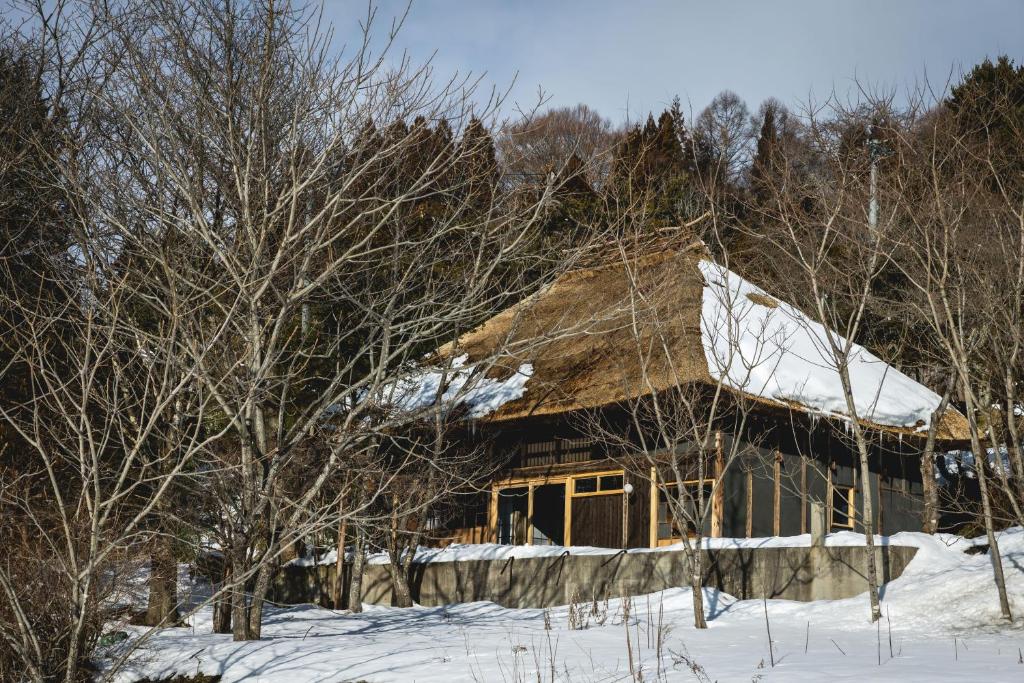 长野awai 戸隠的屋顶上积雪和树木的房子