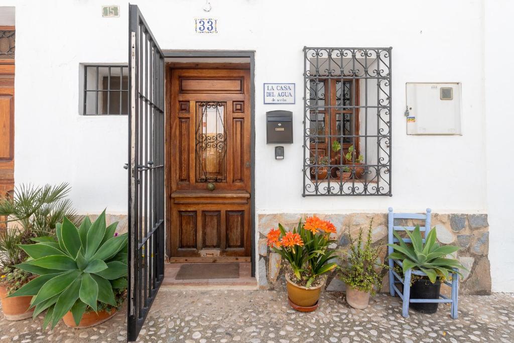 阿尔啼La Casa del Agua的前方有盆栽植物的房子的门