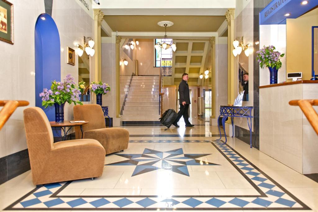 德鲁斯基宁凯BEST BALTIC Hotel Druskininkai Central的穿过酒店大厅的人