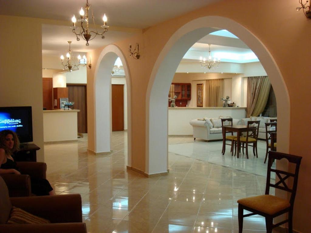 阿基奥斯基利考斯Nefeli Hotel的一间带拱门的客厅和一间用餐室