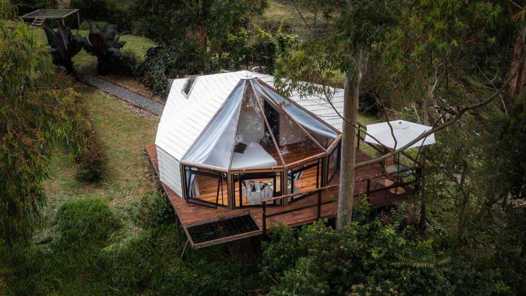 萨兰托Glamping Lumbre的树屋屋顶的顶部景色