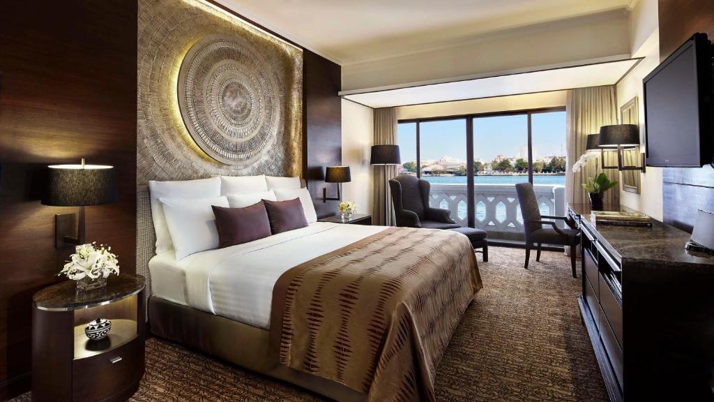 曼谷曼谷河畔安纳塔拉度假酒店的酒店客房设有一张床和一个大窗户