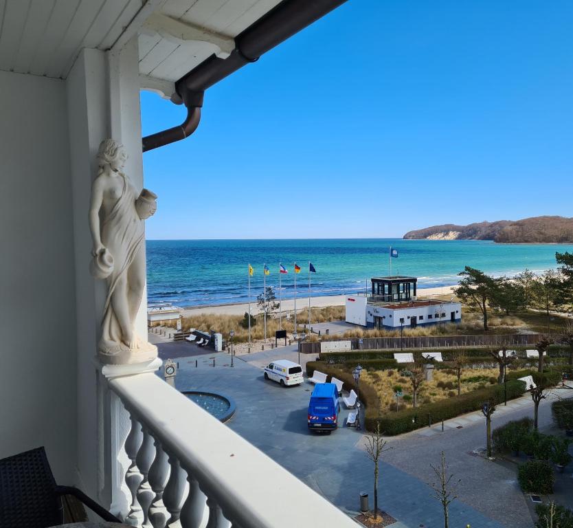 宾茨Hotel Esplanade & Aparthotel Rialto的从酒店阳台可欣赏到海滩景色
