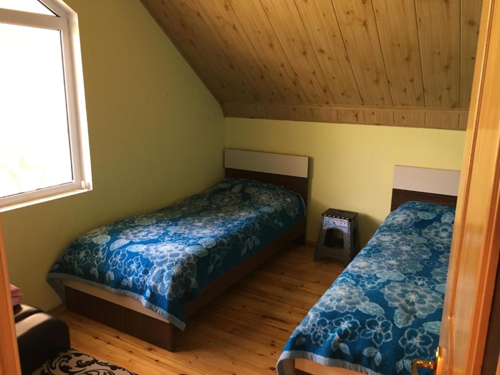 卡希Qax İlisu的一间小卧室,配有两张床和窗户