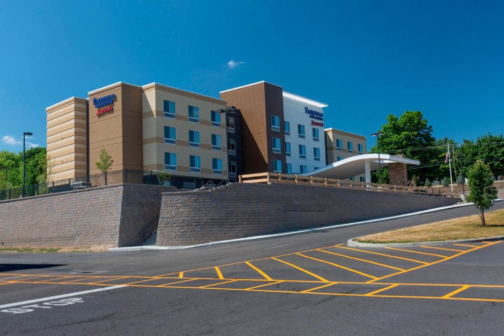 日内瓦Fairfield Inn & Suites by Marriott Geneva Finger Lakes的大楼前的一个空停车位