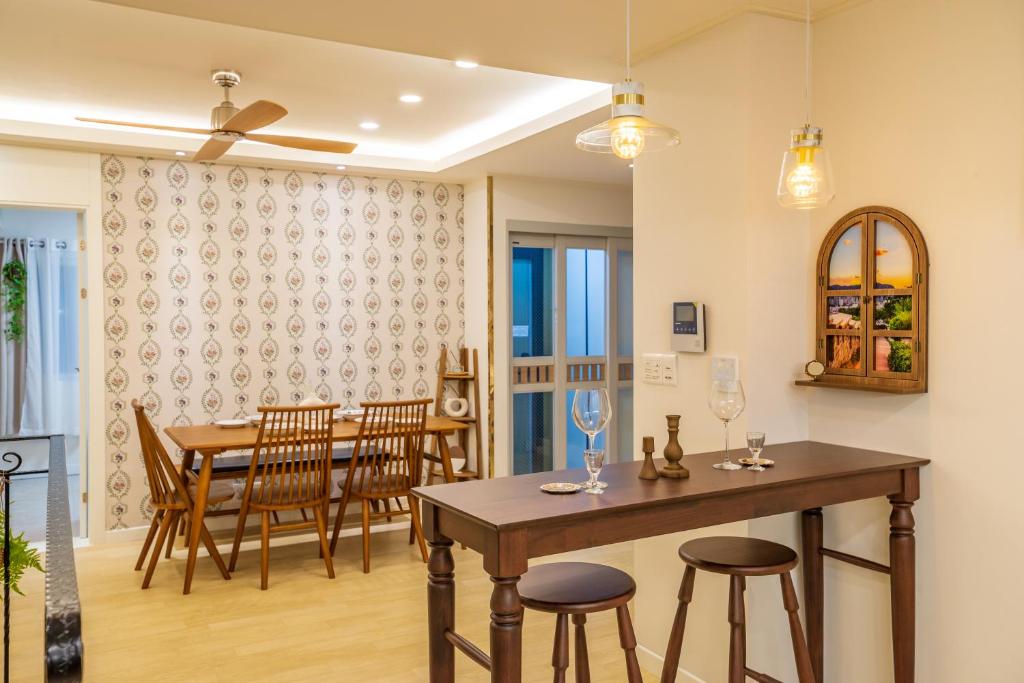 首尔Haiyan Design House - Feel like a vacation at city的用餐室以及带桌椅的起居室。