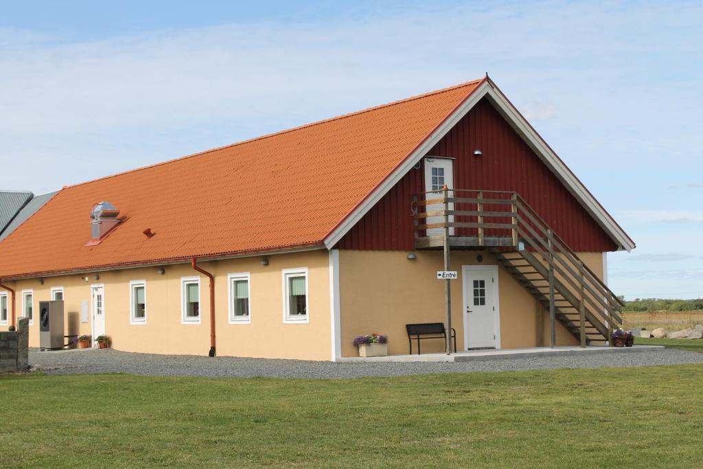 奥胡斯Kärraton Vandrarhem的一座带橙色屋顶的大谷仓