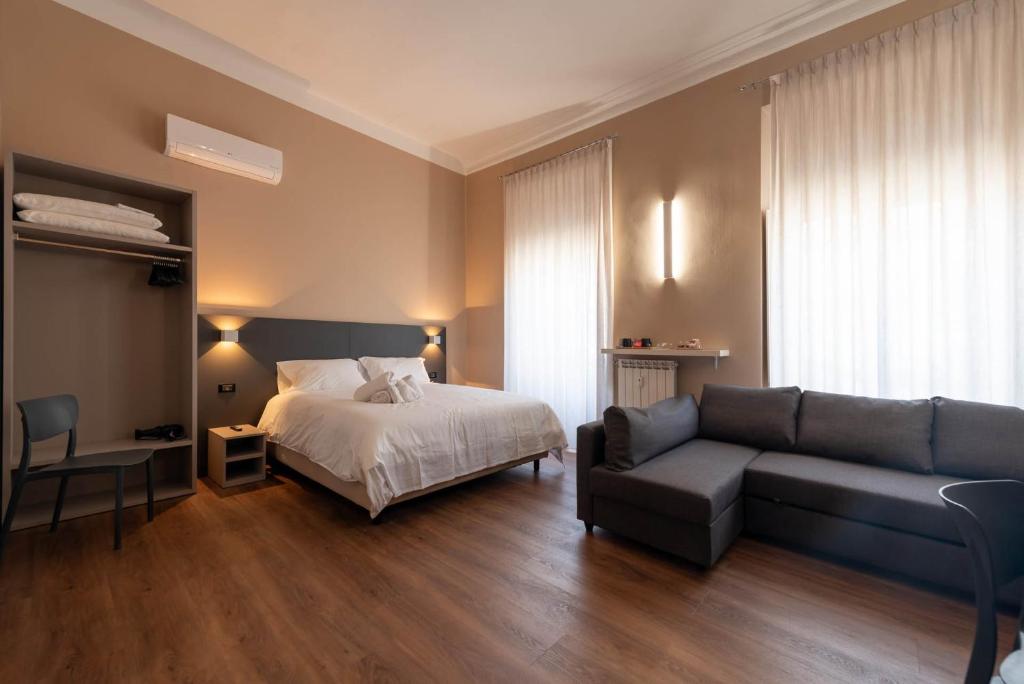 都灵Torino Station Relais的酒店客房,配有床和沙发